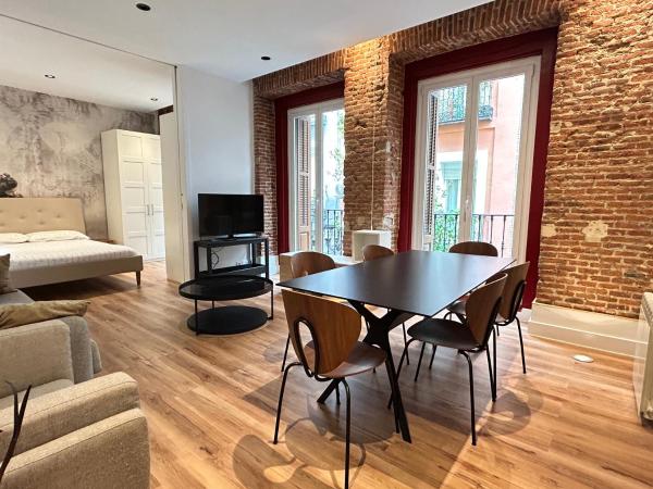 Large 2 Bedroom near Gran Via, Madryt