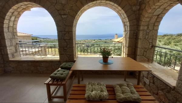 A la foto es mostra l'objecte Marmaras Mani Houses situat a la ciutat de Riglia.