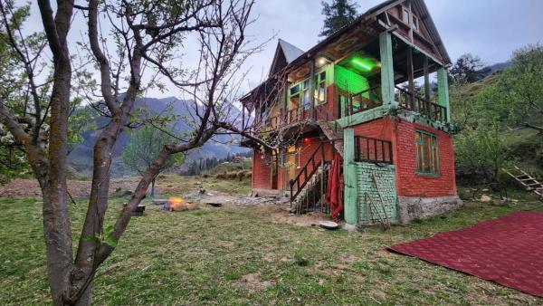 Na fotografii je vidět objekt MJ's cafe and homestay nacházející se ve městě Pulga.