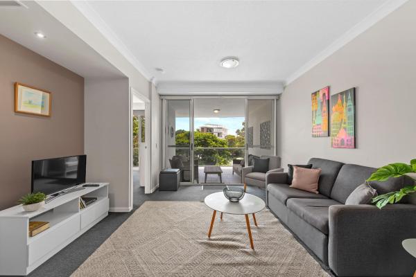 Spacious 2BR Close to UQ, Shops with 2Parking & Pool