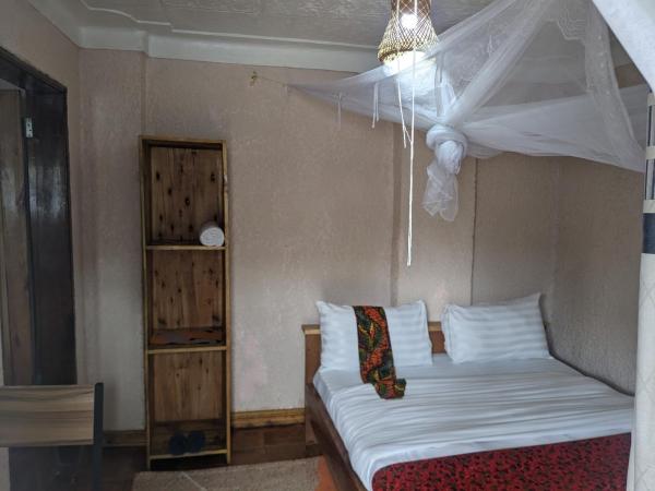 На фото показан объект Casa Gorilla Lodge & Campsite, расположенный в городе Nyarusiza.