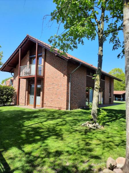 Na fotografii je vidět objekt Ferienhaus mit Garten nacházející se ve městě Uplengen.