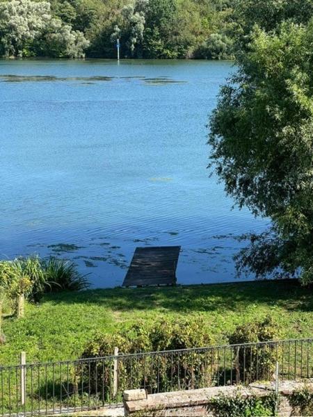 A la foto es mostra l'objecte La Parenthèse en bord de seine situat a la ciutat de Muids.