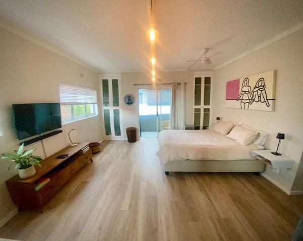Foto 1: Bright, Modern Studio Apartment