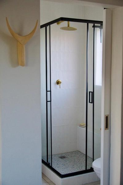 Foto 2: Bright, Modern Studio Apartment