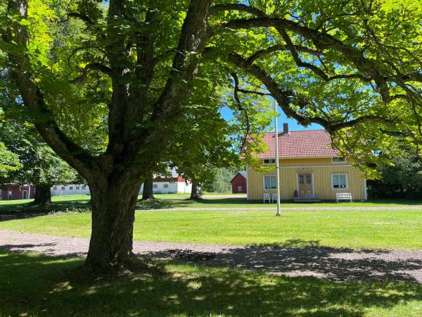 Na fotografii je vidět objekt Ebbetorps Gård nacházející se ve městě Skogslund.