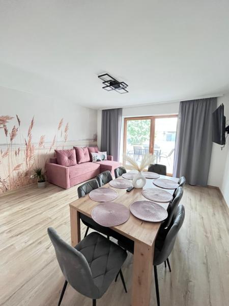Na zdjęciu widoczny jest obiekt Lake Apart Residence położony w mieście Osłonin.