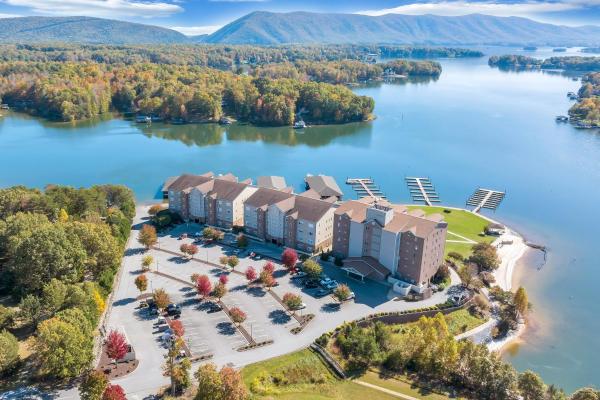 Na fotografii je vidět objekt Smith Mountain Lake Retreat with Resort Amenities! nacházející se ve městě Huddleston.