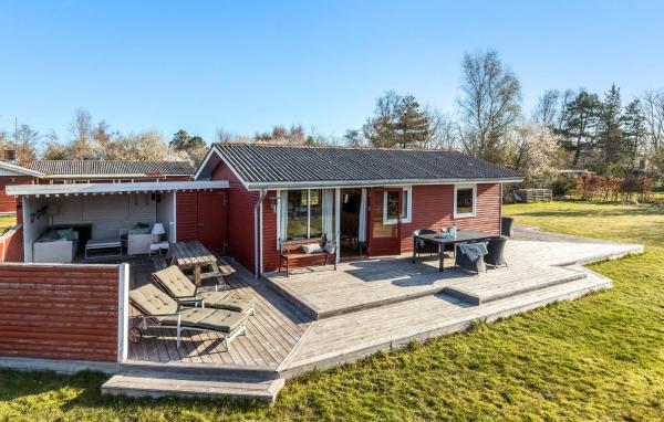 Na fotografii je vidět objekt Awesome Home In Grenaa With Wifi nacházející se ve městě Brøndstrup.