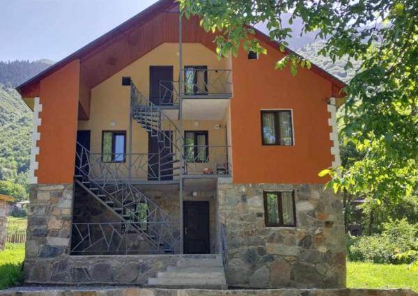 Na fotografii je vidět objekt Guest House Gulba nacházející se ve městě Becho.