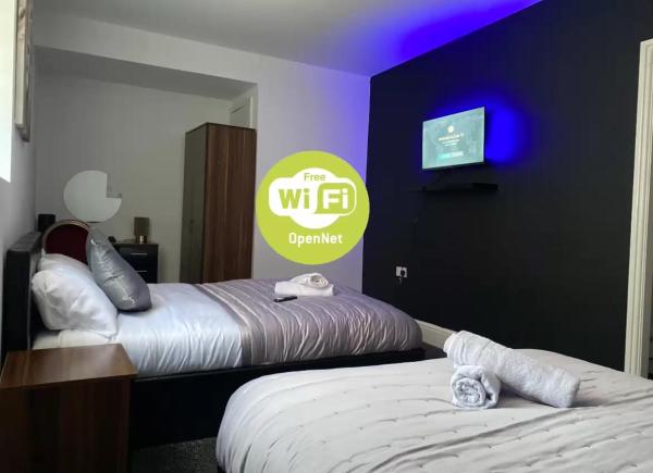 A la foto es mostra l'objecte Hotel Royal situat a la ciutat de Cherry Tree.