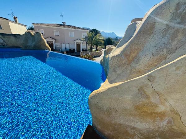 A la foto es mostra l'objecte Calpe Casa adosada entorno playa y montaña tranquilidad relax jacuzzi piscina wifi aire jardin barbacoa y parking situat a la ciutat de Calp.