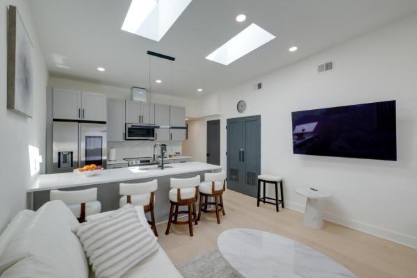 A la foto es mostra l'objecte 4 Mi to Smithsonian Museums Modern DC Condo! situat a la ciutat de Washington.
