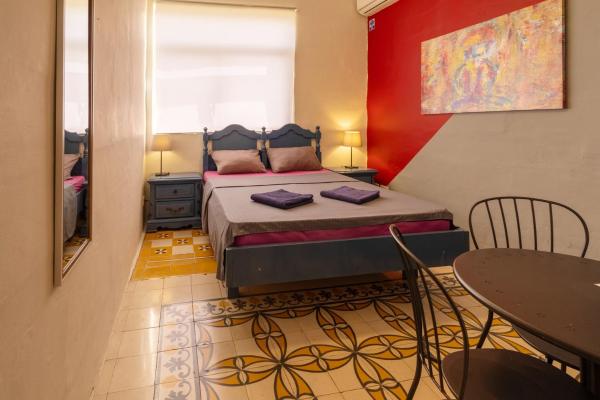 Double ensuite room in quiet and budget friendly townhouse, Sliema