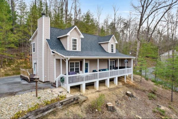 На фото показан объект Son of a Gun Cabin Hot Tub near Gatlinburg, расположенный в городе Zion Grove.