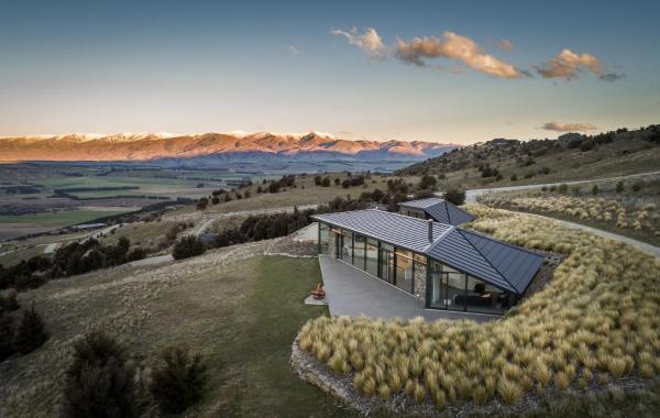 A la foto es mostra l'objecte Hawk House by Sotheby's Luxury Rental Homes situat a la ciutat de Queensberry.