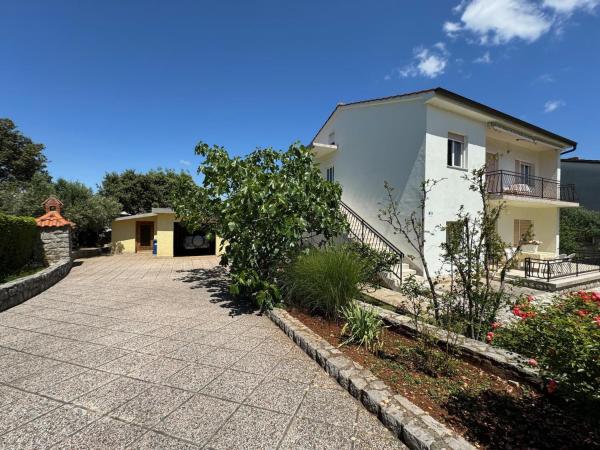 A la foto es mostra l'objecte Apartment Ella situat a la ciutat de Krk.