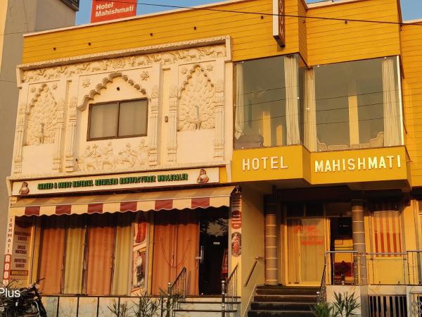 Na fotografii je vidět objekt Hotel Mahishmati Palace nacházející se ve městě Maheshwar.