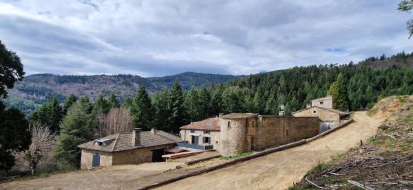 A la foto es mostra l'objecte Domaine le Bouissou Du Mahun Gîtes de groupes en pleine forêt Ardéchoise situat a la ciutat de Lalouvesc.