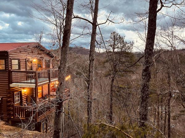 Cozy Secluded Cabin Firepit Hot Tub - Pigeon Forge, TN