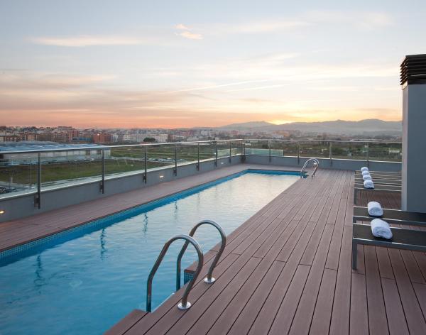 A la foto es mostra l'objecte DoubleTree by Hilton Girona situat a la ciutat de Domeny.