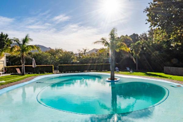 Auf dem Foto ist das Objekt Yalwa House, 2BR Suite, Pool & Tennis Court in der Stadt Sweet Valley zu sehen.