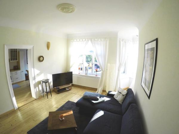 A la foto es mostra l'objecte Stadtvilla Oscar 1 OG - Stilvoll sanierte Altbauwohnung in denkmalgeschützter Stadtvilla nahe Elbradweg situat a la ciutat de Dresden.