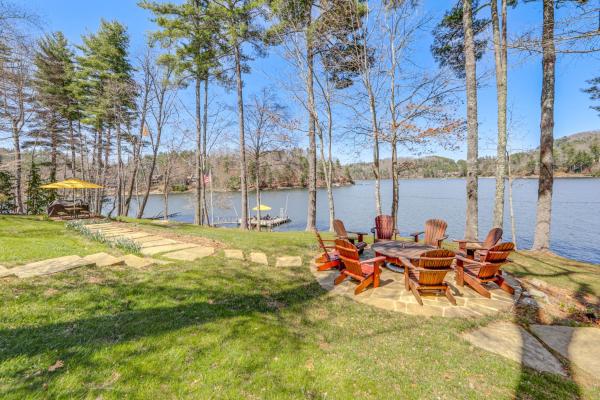 Na zdjęciu widoczny jest obiekt Mtn-View Home on Lake Glenville with Dock położony w mieście Cullowhee.