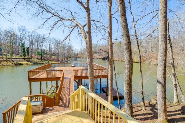 A la foto es mostra l'objecte Fish, Boat and Hike Lakefront Home with Game Room! situat a la ciutat de Moneta.