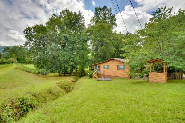La photo montre l'objet Grand Murphy Cabin with Fire Pit and Game Room! situé dans la ville de Murphy.