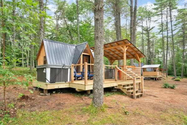 A la foto es mostra l'objecte A-Frame Retreat with Inviting Hot Tub situat a la ciutat de Poland Spring.