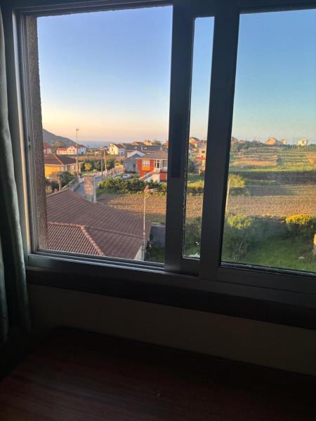Na fotografii je vidět objekt Hotel Restaurante O Esqueiro nacházející se ve městě Malpica.