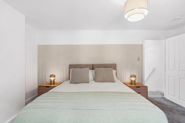 Foto 5: Hosted by AGF Property - Free Parking - Perfect for large groups and long stays - Free parking for one vehicle