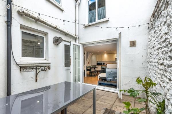 Foto 2: Hosted by AGF Property - Free Parking - Perfect for large groups and long stays - Free parking for one vehicle