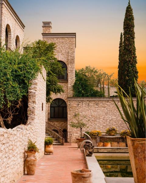 Na fotografii je vidět objekt Hotel Casa Mexicana nacházející se ve městě Pozos.