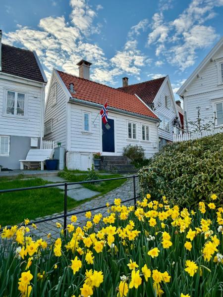 A la foto es mostra l'objecte Unique 200-year old tiny house in Old town situat a la ciutat de Stavanger.