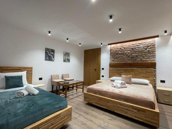 På billedet ses objektet Villa Çabeli beliggende i byen Gjirokastër.