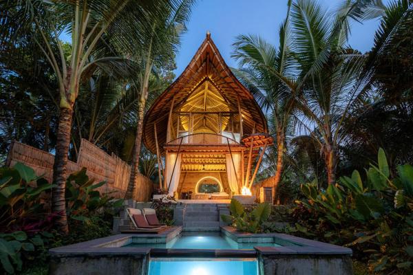På bildet vises objektet Maya Eco Retreat Bamboo Hotel som ligger i byen Bedahulu.