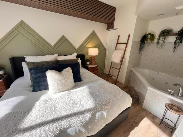 På billedet ses objektet Three Peaks Getaway Jacuzzi Suite - sleeps 4 beliggende i byen Canmore.
