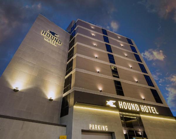 Na zdjęciu widoczny jest obiekt Dongnae Hound Hotel Sajik Minam Station położony w mieście Onch'ŏn-il-tong.