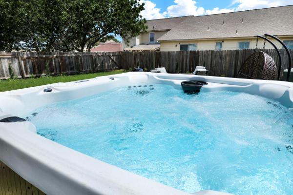 På billedet ses objektet Hot Tub Near Missions Park DT Yard BBQ Games beliggende i byen Elmendorf.