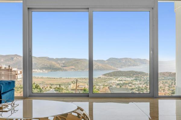 A la foto es mostra l'objecte Sea Breeze Retreat with Private Pool situat a la ciutat de Saronida.