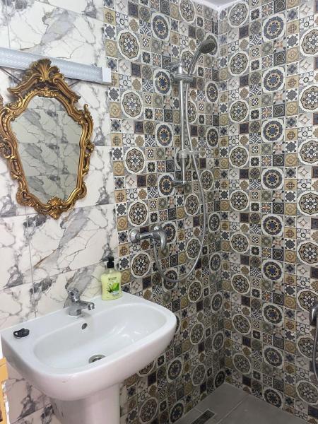 A la foto es mostra l'objecte Maison Fleur situat a la ciutat de Kheredine.