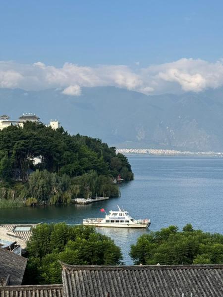 Na zdjęciu widoczny jest obiekt Dali Shuanglang Gesang Seaview Hotel położony w mieście Dali Shuanglang.