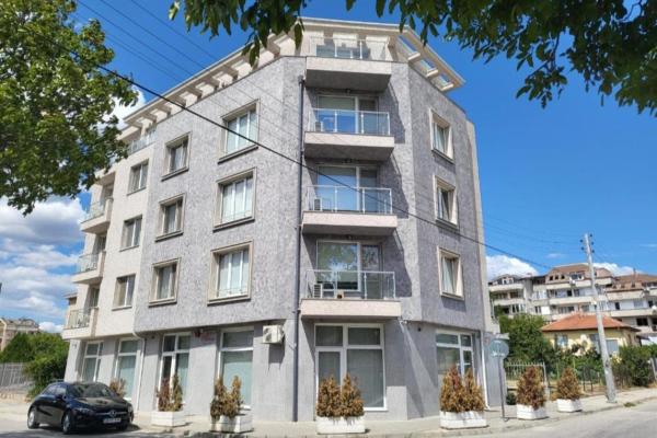 The photo shows the Апартамент Цветелина located in the city of Hisarya.