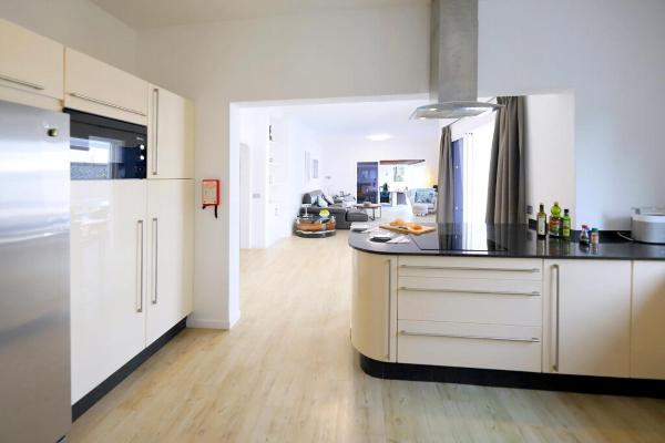 Na zdjęciu widoczny jest obiekt Luxury Puerto Calero Villa Casa Nublo 3 Bedrooms & Private Pool Terrace With Seaviews Lanzarote położony w mieście Puerto Calero.