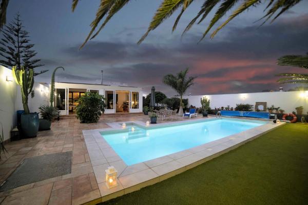 På billedet ses objektet Villa Marisol Playa Blanca Stylish Comfort Private Heated Pool Tranquil Gardens Prime Location Your Perfect Lanzarote Retreat beliggende i byen Yaiza.