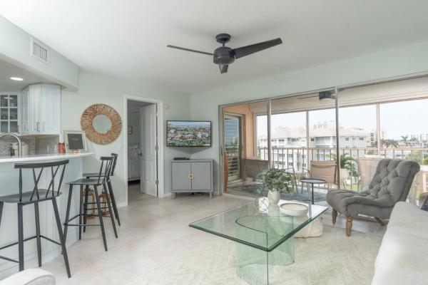 A la foto es mostra l'objecte Islander Cove 402 situat a la ciutat de Henry Key.