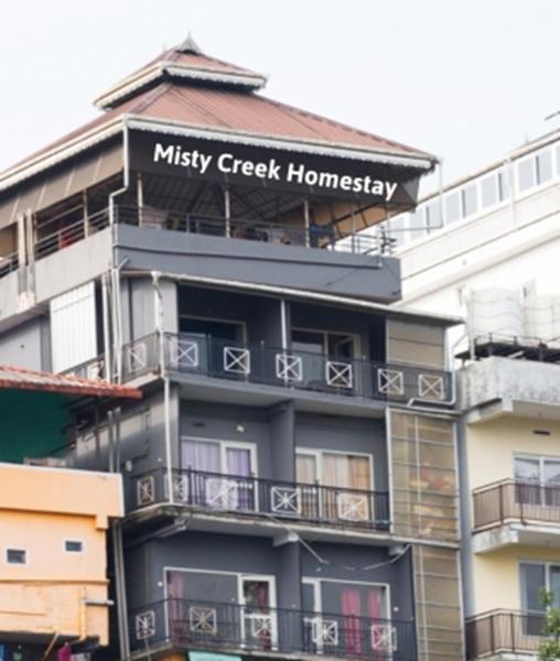 Na zdjęciu widoczny jest obiekt Misty Creek Homestay położony w mieście Vālpārai.
