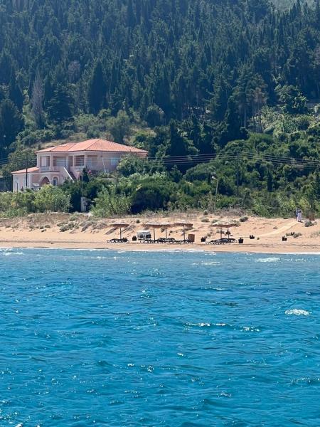Na fotografii je vidět objekt Beach Front Villa nacházející se ve městě Othonoí.